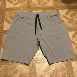 Lululemon men shorts XL